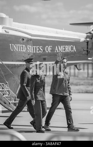 Le 50e vice-président des États-Unis JD Vance fait des vagues à la foule au Marine corps Air Facility sur la Marine corps base Quantico, Virginie, le 26 mars 2025. Lui et son personnel ont été accueillis par environ 300 membres du personnel, y compris les hauts dirigeants du MCB Quantico et du MCAF. Vance, qui a précédemment servi en tant que correspondant de combat Marine en service actif, a visité MCB Quantico et certains de ses 27 commandements locataires pour comprendre les opérations de la base, qui sert de lit d'innovation et d'éducation pour le corps et l'avenir de la guerre. (Photo du corps des Marines des États-Unis par le caporal Ethan Miller) Banque D'Images