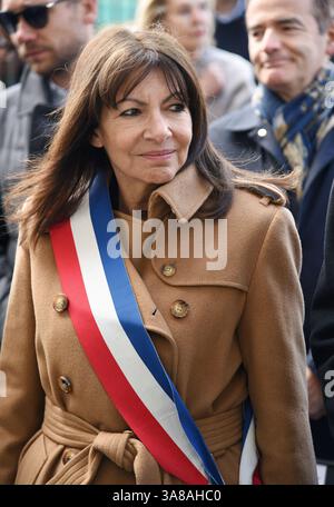 Paris, France. 28 mars 2025. Anne Hidalgo dévoile une plaque à la mémoire d'Alain Decaux (86 boulevard Flandrin) à Paris le 28 mars 2025. Photo par Alain Apaydin/ABACAPRESS. COM Credit : Abaca Press/Alamy Live News Banque D'Images