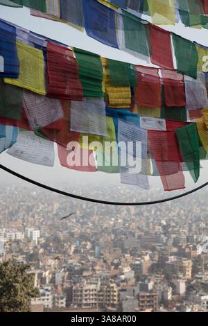 Les drapeaux de prière tibétains portent des mantras sur le vent au-dessus de Katmandou, au Népal. Ils sont pendus pour répandre la paix, la compassion, la force et la sagesse. Banque D'Images