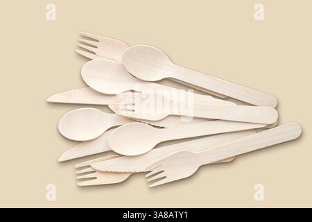 Couverts en bambou en bois biodégradable à usage unique sur fond beige Banque D'Images