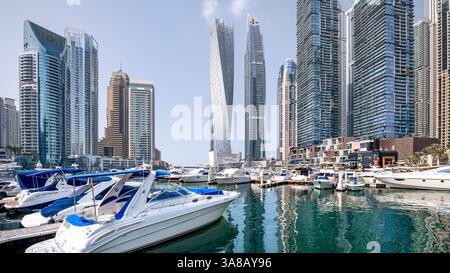 Dubaï, Émirats arabes Unis - 30 janvier 2025 - vue depuis la promenade de la marina à la tour cayan Banque D'Images