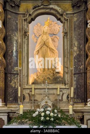 Ajaccio, Corse, France 8 juillet 2024 : Cathédrale notre-Dame de l'Assomption Chapelle notre-Dame de la Miséricorde. gros plan de la statue couronnée d'or au-dessus de th Banque D'Images