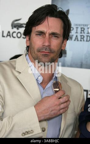 21 février 2009 - Santa Monica, CA, États-Unis - 21 février 2009 - Santa Monica, CA - Jon Hamm. 2009 film Independent Spirit Awards organisé à la jetée de Santa Monica. Crédit photo : Michael Jade/AdMedia. Banque D'Images