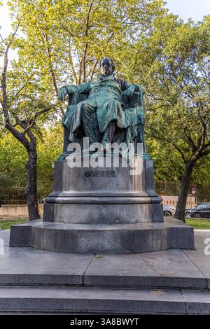 Vienne , Autriche - 7 juillet 2023 : Statue du célèbre écrivain allemand Johann Wolfgang von Goethe conçue par Edmund Hellmer, 1890 à l'extérieur du Burggarten Banque D'Images