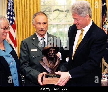 23 avril 1997 - Washington, District of Columbia, États-Unis d'Amérique - le président des États-Unis Bill Clinton décerne à James M. Brady le prix Harry Yount National Park Ranger of the Year dans le bureau ovale de la Maison Blanche à Washington, DC, le 23 avril 1997. M. Brady est le directeur du parc national et de la réserve de Glacier Bay en Alaska. La femme de Brady, Gwen regarde de gauche à droite..crédit obligatoire : Sharon Farmer / Maison Blanche via CNP (crédit image : © Sharon Farmer / CNP via ZUMA Wire) Banque D'Images