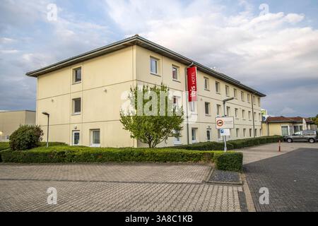 Cologne, Allemagne- 21 juillet 2023 : hôtel ibis économique avec logo devant. Banque D'Images