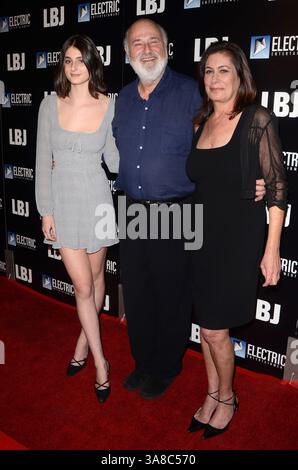 24 octobre 2017 - Los Angeles, CA, USA - LOS ANGELES - OCT 24 : Rony Reiner, Rob Reiner, Michele Singer Reiner à la première mondiale ''LBJ'' au ArcLight Theater le 24 octobre 2017 à Los Angeles, CA (crédit image : © Kathy Hutchins via ZUMA Wire) Banque D'Images