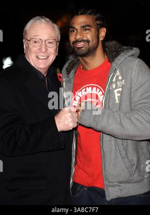 10 novembre 2009 - Londres, Angleterre, États-Unis - 11 novembre 2009 - Londres, Royaume-Uni - Sir Michael Caine et David Haye. Première européenne de « Harry Brown » à Odeon Leicester Square. Crédit photo : Anthony Harvey/Richfoto/AdMedia. (Crédit image : © Anthony Harvey/AdMedia via ZUMA Wire) Banque D'Images