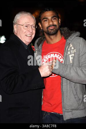 10 novembre 2009 - Londres, Angleterre, États-Unis - 11 novembre 2009 - Londres, Royaume-Uni - Sir Michael Caine et David Haye. Première européenne de « Harry Brown » à Odeon Leicester Square. Crédit photo : Anthony Harvey/Richfoto/AdMedia. (Crédit image : © Anthony Harvey/AdMedia via ZUMA Wire) Banque D'Images