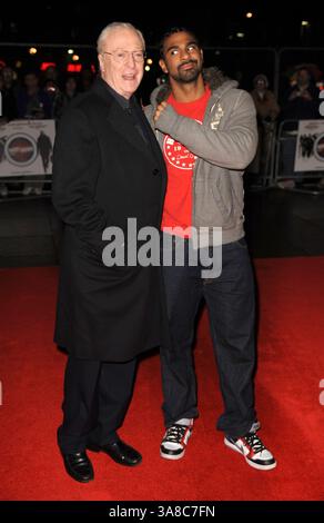 10 novembre 2009 - Londres, Angleterre, États-Unis - 11 novembre 2009 - Londres, Royaume-Uni - Sir Michael Caine et David Haye. Première européenne de « Harry Brown » à Odeon Leicester Square. Crédit photo : Richard Chambury/Richfoto/AdMedia. (Crédit image : © Richard Chambury/AdMedia via ZUMA Wire) Banque D'Images