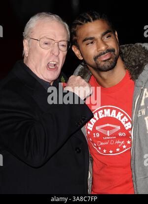 10 novembre 2009 - Londres, Angleterre, États-Unis - 11 novembre 2009 - Londres, Royaume-Uni - Sir Michael Caine et David Haye. Première européenne de « Harry Brown » à Odeon Leicester Square. Crédit photo : Anthony Harvey/Richfoto/AdMedia. (Crédit image : © Anthony Harvey/AdMedia via ZUMA Wire) Banque D'Images