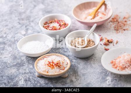 Assortiment de différents types de sel, mer, himalaya, safran, avec des boutons de fleurs et du sel de citron Banque D'Images