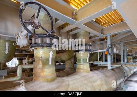 Conduites d'eau et pompes dans une installation de dessalement par osmose inverse. Banque D'Images