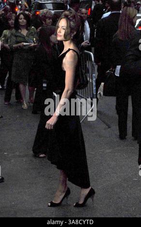 13 juin 2007 - New York, NY, États-Unis - 13 juin 2007 - New York City, New York - Angelina jolie. ''A Mighty Heart'' au Ziegfeld Theater. Crédit photo : Bill Lyons/AdMedia *** légende locale Banque D'Images