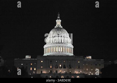 12 septembre 2017 - Washington, District of Columbia, États-Unis d'Amérique - vue nocturne à très haute résolution du dôme du Capitole des États-Unis avec la lanterne allumée regardant vers le front ouest à Washington, DC le mardi 12 septembre 2017. La lanterne est allumée lorsque l'une ou les deux chambres du Congrès sont en session..crédit : Ron Sachs / CNP (crédit image : © Ron Sachs/CNP via ZUMA Wire) Banque D'Images
