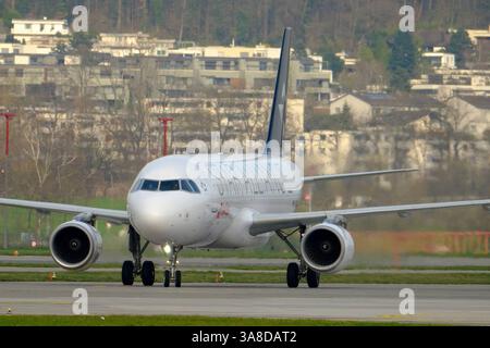 DATE D'ENREGISTREMENT NON INDIQUÉE Airbus A320-214 immatriculé HB-IJO exploité par Swiss Per Star Alliance taxiing à l'aéroport de Zurich après atterrissage Copyright : xSergioxBrunettix Banque D'Images