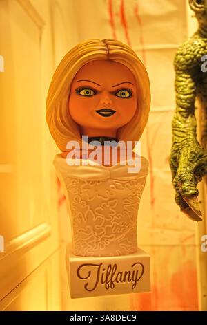 Tiffany Valentine de la franchise de jeu d'enfant présentée comme une pièce maîtresse dans un magasin local vendant des accessoires d'Halloween Banque D'Images