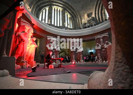 Leipzig, Allemagne. 28 mars 2025. L'acteur Stefan Kaminski lit le livre 'Das Lied von Eis und Feuer' au Völkerschlachtdenkmal de Leipzig. À partir du jeudi (27.03.) A dimanche (30.03.), 2 040 exposants de 45 pays présenteront de nouveaux produits à ce printemps des livres. Parallèlement à la foire commerciale, plus de 3 000 événements auront lieu dans 350 endroits différents de la ville pendant le festival de lecture « Leipzig Most ». Crédit : ELISA Schu/dpa/Alamy Live News Banque D'Images