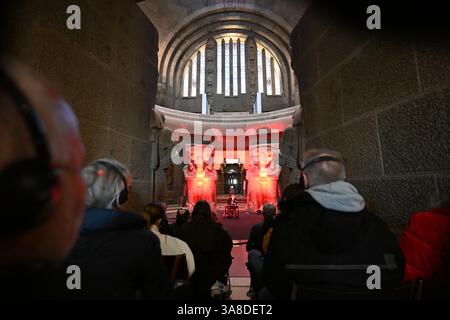 Leipzig, Allemagne. 28 mars 2025. L'acteur Stefan Kaminski lit le livre 'Das Lied von Eis und Feuer' au Völkerschlachtdenkmal de Leipzig. À partir du jeudi (27.03.) A dimanche (30.03.), 2 040 exposants de 45 pays présenteront de nouveaux produits à ce printemps des livres. Parallèlement à la foire commerciale, plus de 3 000 événements auront lieu dans 350 endroits différents de la ville pendant le festival de lecture « Leipzig Most ». Crédit : ELISA Schu/dpa/Alamy Live News Banque D'Images