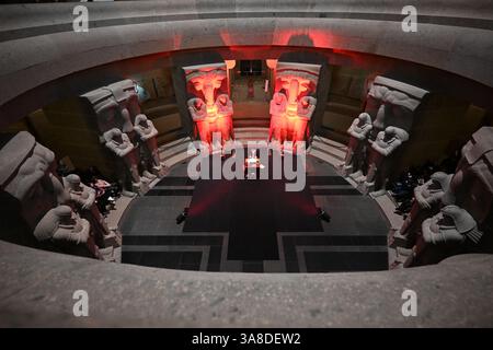 Leipzig, Allemagne. 28 mars 2025. L'acteur Stefan Kaminski lit le livre 'Das Lied von Eis und Feuer' au Völkerschlachtdenkmal de Leipzig. À partir du jeudi (27.03.) A dimanche (30.03.), 2 040 exposants de 45 pays présenteront de nouveaux produits à ce printemps des livres. Parallèlement à la foire commerciale, plus de 3 000 événements auront lieu dans 350 endroits différents de la ville pendant le festival de lecture « Leipzig Most ». Crédit : ELISA Schu/dpa/Alamy Live News Banque D'Images