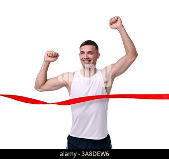 Heureux sportif traversant le ruban de ligne de finition rouge sur fond blanc Banque D'Images