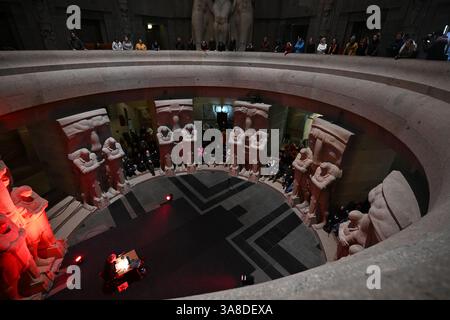 Leipzig, Allemagne. 28 mars 2025. L'acteur Stefan Kaminski lit le livre 'Das Lied von Eis und Feuer' au Völkerschlachtdenkmal de Leipzig. À partir du jeudi (27.03.) A dimanche (30.03.), 2 040 exposants de 45 pays présenteront de nouveaux produits à ce printemps des livres. Parallèlement à la foire commerciale, plus de 3 000 événements auront lieu dans 350 endroits différents de la ville pendant le festival de lecture 'Leipzig Reads'. Crédit : ELISA Schu/dpa/Alamy Live News Banque D'Images