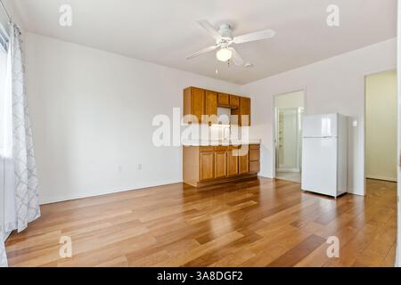 Cette chambre vacante dispose de parquet ciré et d''un ventilateur de plafond Banque D'Images