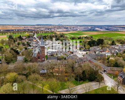 Le village de Keyenberg dans la mine de lignite à ciel ouvert Garzweiler II. Le village original devait être démoli, mais grâce à la phase lignite de 2030- Banque D'Images