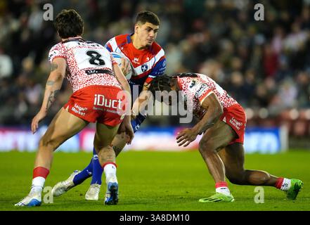 Caleb Hamlin-Uele de Wakefield Trinity affronté par Owen Trout de Leigh Leopards (à gauche) et Edwin Ipape (à droite) lors du match de Super League de Betfred au Leigh Sports Village, Leigh, Greater Manchester. Date de la photo : vendredi 28 mars 2025. Banque D'Images