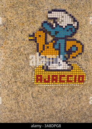 Ajaccio, Corse, France 8 juillet 2024 : mosaïque de Schtroumpf sur la promenade de la plage Saint-François Banque D'Images