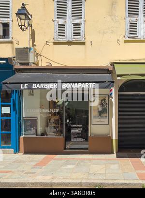 Ajaccio, Corse, France 8 juillet 2024 : salon de coiffure le Barbier Bonaparte Banque D'Images
