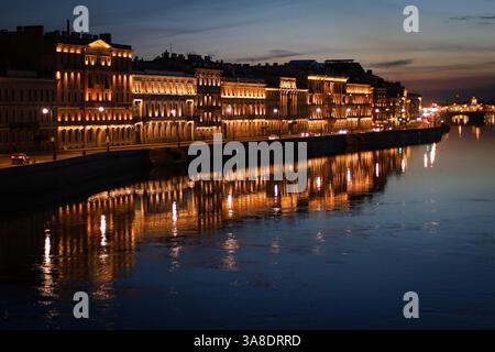 Pétersbourg, Russie. 27 mars 2025. Vue du quai de Kutuzov dans la soirée à Saint-Pétersbourg. (Crédit image : © Artem Priakhin/SOPA images via ZUMA Press Wire) USAGE ÉDITORIAL SEULEMENT ! Non destiné à UN USAGE commercial ! Banque D'Images