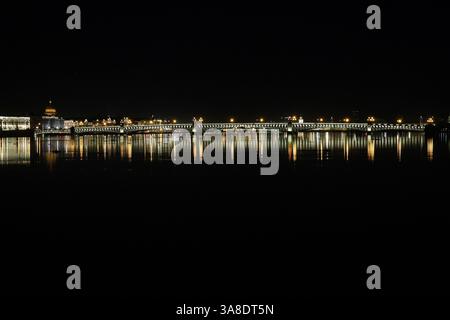 Pétersbourg, Russie. 27 mars 2025. Vue du pont de la Trinité dans la soirée à Saint-Pétersbourg. (Crédit image : © Artem Priakhin/SOPA images via ZUMA Press Wire) USAGE ÉDITORIAL SEULEMENT ! Non destiné à UN USAGE commercial ! Banque D'Images