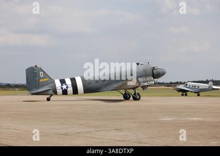 Douglas C-47 avec des bandes du jour J et Beech H-18 roulant pour décoller à un spectacle aérien Banque D'Images