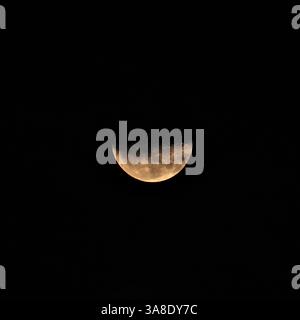 QUART DE LUNE CIRÉ (PLEIN OU APEX), OBSERVÉ LA NUIT DANS L'HÉMISPHÈRE SUD. Banque D'Images