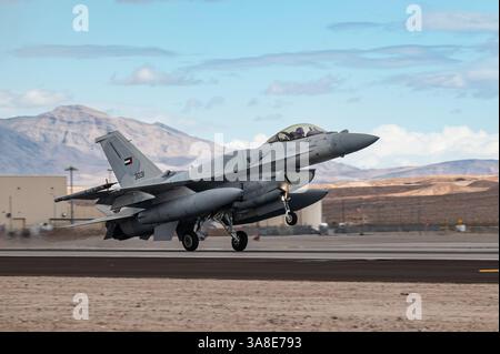 Un Faucon du désert F-16E de l'armée de l'air des Émirats arabes Unis atterrit avant le début du Red Flag-Nellis 25-2 à la base aérienne de Nellis, Nevada, le 6 mars 2025. Banque D'Images