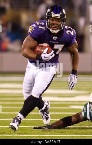 13 septembre 2010 - East Rutherford, New Jersey, États-Unis - 8 septembre 2014 - Ray Rice suspendu indéfiniment par la NFL et libéré par les Ravens de Baltimore en raison d'une vidéo publiée par My TMZ montrant la violence domestique contre sa petite amie de l'époque, Janay Palmer. Photo : 13 septembre 2010 : Ravens de Baltimore Running Back Ray Rice (27) qui court avec le ballon pendant le match NFL entre les Ravens de Baltimore et les jets de New York au New Meadowlands Stadium à East Rutherford, New Jersey. Les Ravens ont battu les jets, 10-9 (crédit image : © Christopher Szagola/CSM/Cal Sport Media/ZUMAPRESS.com) Banque D'Images