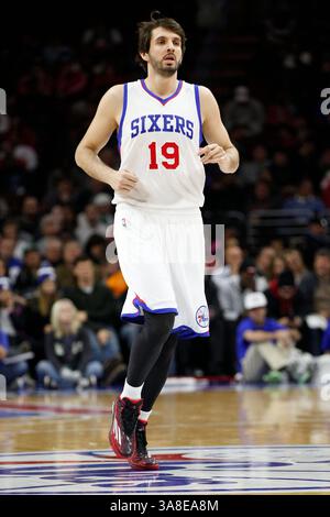 15 décembre 2014 : Furkan Aldemir (19 ans), attaquant des 76ers de Philadelphie, dirige le match NBA entre les Celtics de Boston et les 76ers de Philadelphie au Wells Fargo Center de Philadelphie, en Pennsylvanie. (Crédit image : © Christopher Szagola/Cal Sport Media/ZUMAPRESS.com) Banque D'Images