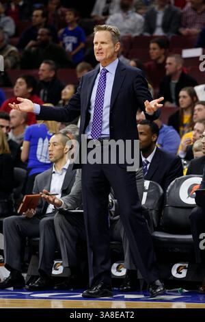 9 février 2015 : Steve Kerr, entraîneur-chef des Golden State Warriors, réagit pendant le match NBA entre les Golden State Warriors et les 76ers de Philadelphie au Wells Fargo Center de Philadelphie, en Pennsylvanie. Les Golden State Warriors ont gagné 89-84.(image de crédit : © Christopher Szagola/Cal Sport Media/ZUMAPRESS.com) Banque D'Images