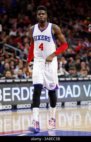 27 février 2015 : Nerlens Noel (4), le centre des 76ers de Philadelphie, regarde pendant le match NBA entre les Wizards de Washington et les 76ers de Philadelphie au Wells Fargo Center à Philadelphie, en Pennsylvanie. Les 76ers de Philadelphie ont gagné 89-81.(image crédit : © Christopher Szagola/Cal Sport Media/ZUMAPRESS.com) Banque D'Images