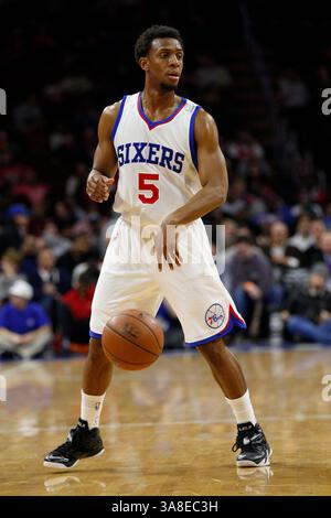 27 février 2015 : les 76ers de Philadelphie gardent Ish Smith (5) en action lors du match NBA entre les Wizards de Washington et les 76ers de Philadelphie au Wells Fargo Center à Philadelphie, en Pennsylvanie. Les 76ers de Philadelphie ont gagné 89-81.(image crédit : © Christopher Szagola/Cal Sport Media/ZUMAPRESS.com) Banque D'Images
