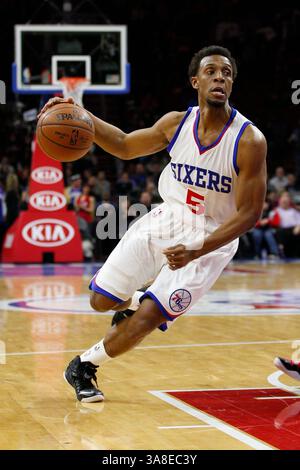 27 février 2015 : les 76ers de Philadelphie gardent Ish Smith (5) en action lors du match NBA entre les Wizards de Washington et les 76ers de Philadelphie au Wells Fargo Center à Philadelphie, en Pennsylvanie. Les 76ers de Philadelphie ont gagné 89-81.(image crédit : © Christopher Szagola/Cal Sport Media/ZUMAPRESS.com) Banque D'Images