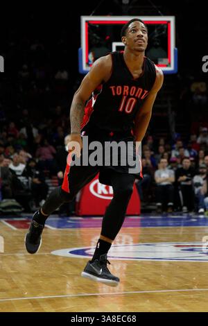 2 mars 2015 : les Raptors de Toronto gardent DeMar DeRozan (10 ans) en action lors du match NBA entre les Raptors de Toronto et les 76ers de Philadelphie au Wells Fargo Center à Philadelphie, en Pennsylvanie. Les Raptors de Toronto ont gagné 114-103.(image de crédit : © Christopher Szagola/Cal Sport Media/ZUMAPRESS.com) Banque D'Images