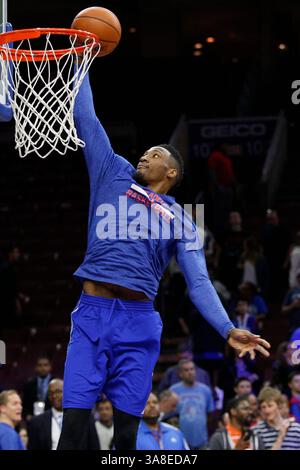 15 avril 2015 : L'attaquant des 76ers de Philadelphie Robert Covington (33 ans) monte pour le dunk avant le match NBA entre le Heat de Miami et les 76ers de Philadelphie au Wells Fargo Center à Philadelphie, en Pennsylvanie. (Crédit image : © Christopher Szagola/Cal Sport Media/ZUMAPRESS.com) Banque D'Images