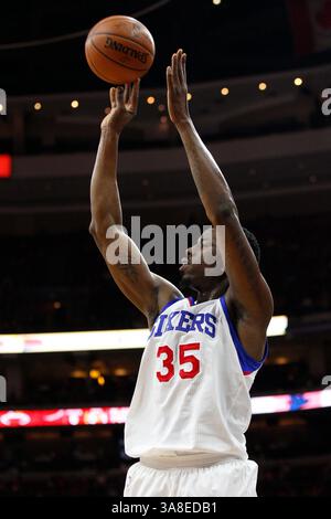 15 avril 2015 : Henry Sims (35 ans), le centre des 76ers de Philadelphie, tire la balle pendant le match NBA entre le Heat de Miami et les 76ers de Philadelphie au Wells Fargo Center à Philadelphie, en Pennsylvanie. (Crédit image : © Christopher Szagola/Cal Sport Media/ZUMAPRESS.com) Banque D'Images