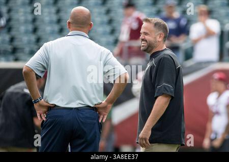 5 septembre 2015 : Matt Rhule, entraîneur-chef des Temple Owls, discute avec James Franklin, entraîneur-chef des Nittany Lions de Penn State, lors des échauffements précédant le match de football NCAA entre les Nittany Lions de Penn State et les Temple Owls au Lincoln Financial Field à Philadelphie, en Pennsylvanie. (Crédit image : © Christopher Szagola/CSM via ZUMA Wire) Banque D'Images