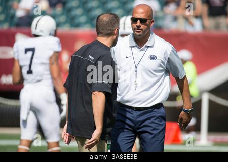 5 septembre 2015 : James Franklin, entraîneur-chef des Nittany Lions de Penn State, discute avec Matt Rhule, entraîneur-chef des Temple Owls, lors des échauffements précédant le match de football NCAA entre les Nittany Lions de Penn State et les Temple Owls au Lincoln Financial Field à Philadelphie, en Pennsylvanie. (Crédit image : © Christopher Szagola/CSM via ZUMA Wire) Banque D'Images