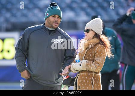 Le 3 janvier 2016, les Philadelphia Eagles Duce Staley discute avec Christina Weiss Lurie, propriétaire minoritaire, avant le match NFL entre les Philadelphia Eagles et les New York Giants au MetLife Stadium à East Rutherford, New Jersey. Christopher Szagola/CSM(image de crédit : © Christopher Szagola/CSM via ZUMA Wire) Banque D'Images