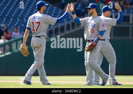 8 juin 2016 : Kris Bryant (17 ans), troisième joueur de base des Chicago Cubs, célèbre la victoire avec Ben Zobrist (18 ans), après le match MLB entre les Chicago Cubs et les Philadelphia Phillies au Citizens Bank Park à Philadelphie, en Pennsylvanie. Les Cubs de Chicago ont gagné 8-1. Christopher Szagola/CSM(image de crédit : © Christopher Szagola/CSM via ZUMA Wire) Banque D'Images