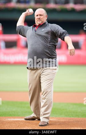 15 juin 2016 : Matt Stairs, ancien joueur de la MLB, lance le premier pitch pendant le match de la MLB entre les Blue Jays de Toronto et les Philadelphia Phillies au Citizens Bank Park à Philadelphie, en Pennsylvanie. Les Blue Jays de Toronto ont gagné 7-2. Christopher Szagola/CSM(image de crédit : © Christopher Szagola/CSM via ZUMA Wire) Banque D'Images